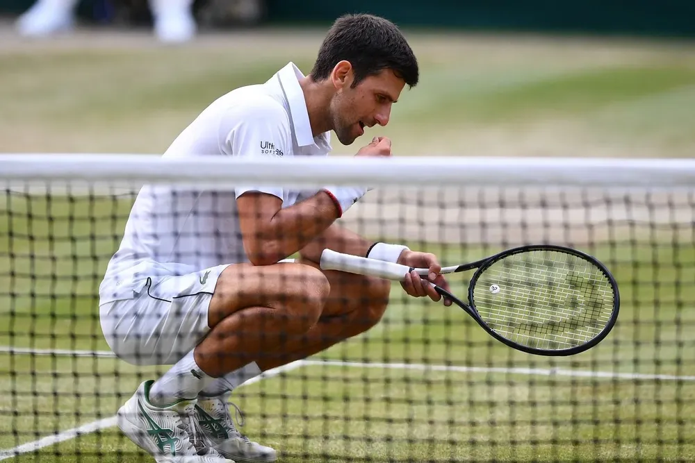 Tras ganar la final, Djokovic comió pastó de Wimbledon