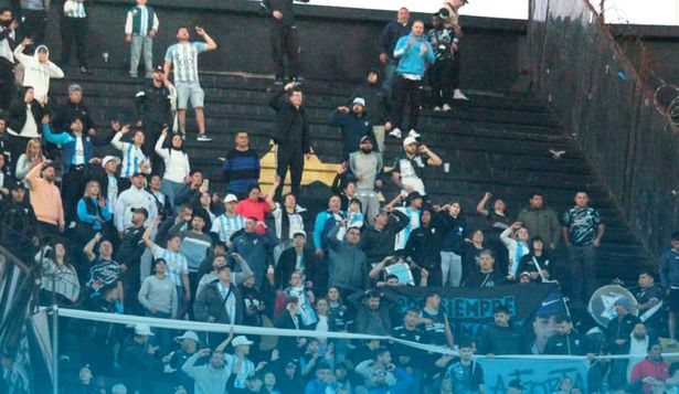 Hinchada de Cerro en el Campeón del Siglo