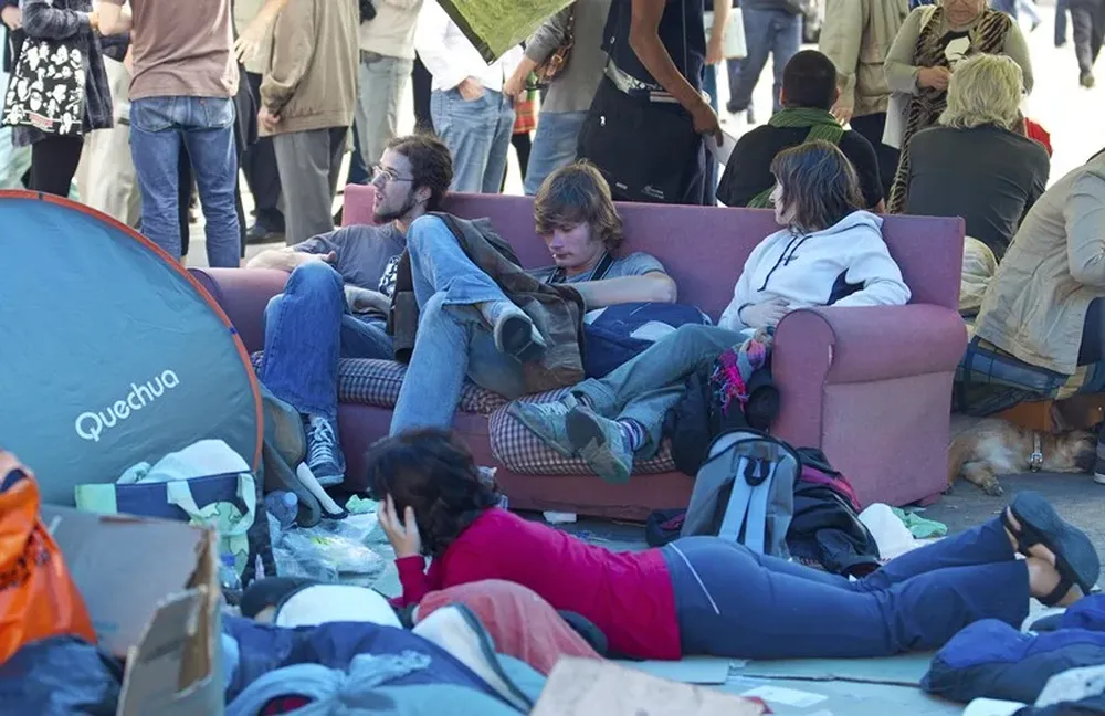 Jóvenes españoles concentrados en la Puerta del Sol en reclamo a cambios políticos