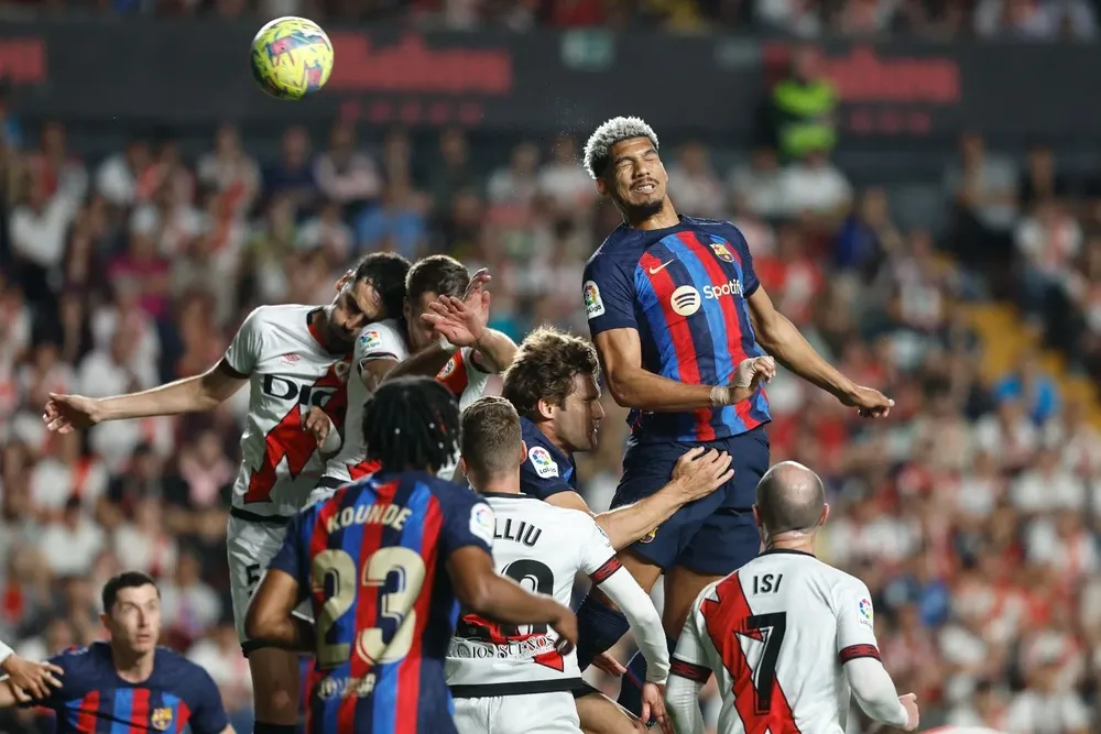 Araujo en un intento ofensivo