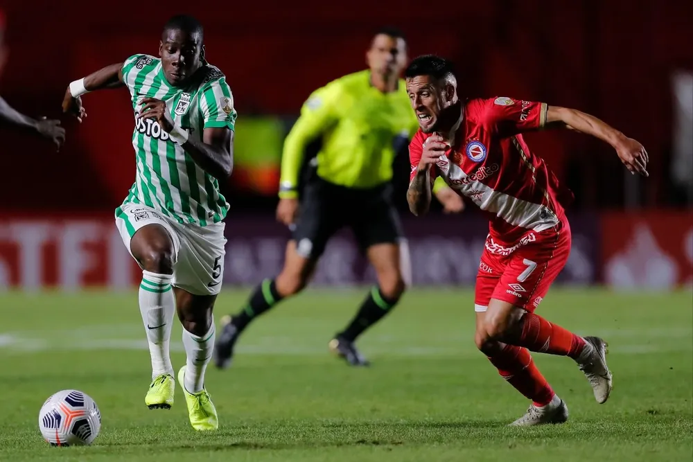 Geisson Perea sale apretado por el Cangrejo Cabrera