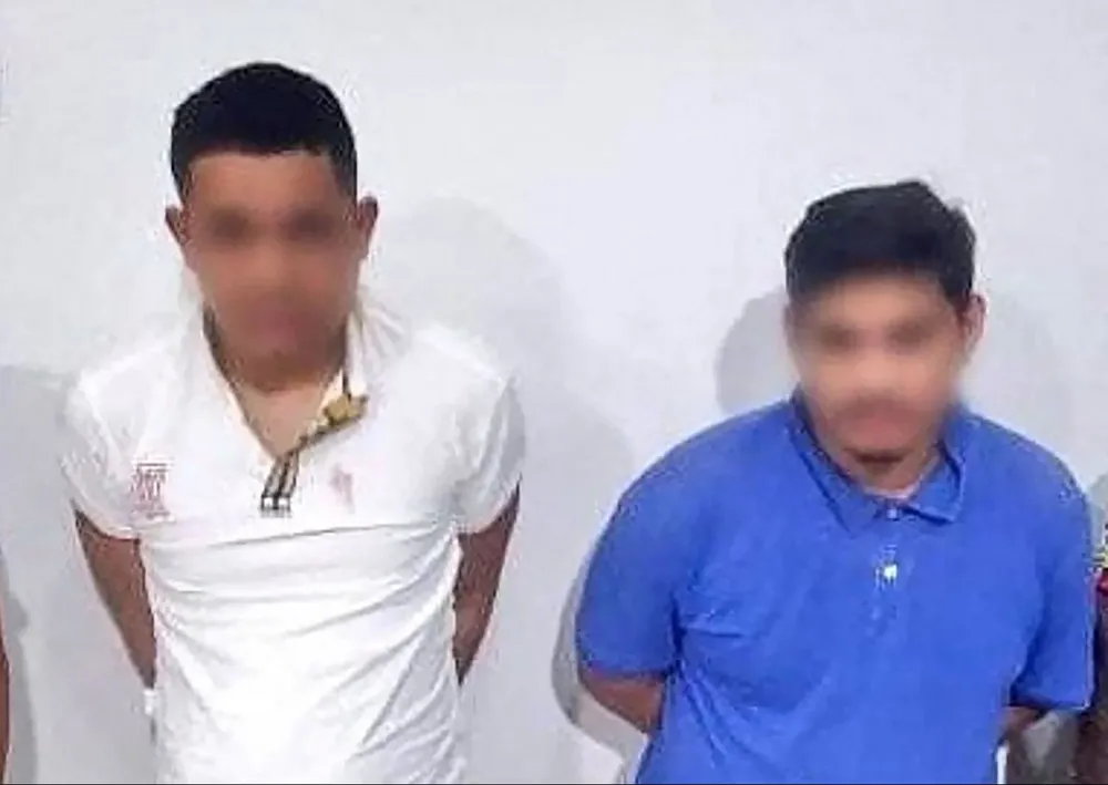 La policía ecuatoriana exhibió a los dos sospechosos detenidos en un procedimiento donde también se encontraron armas y municiones.