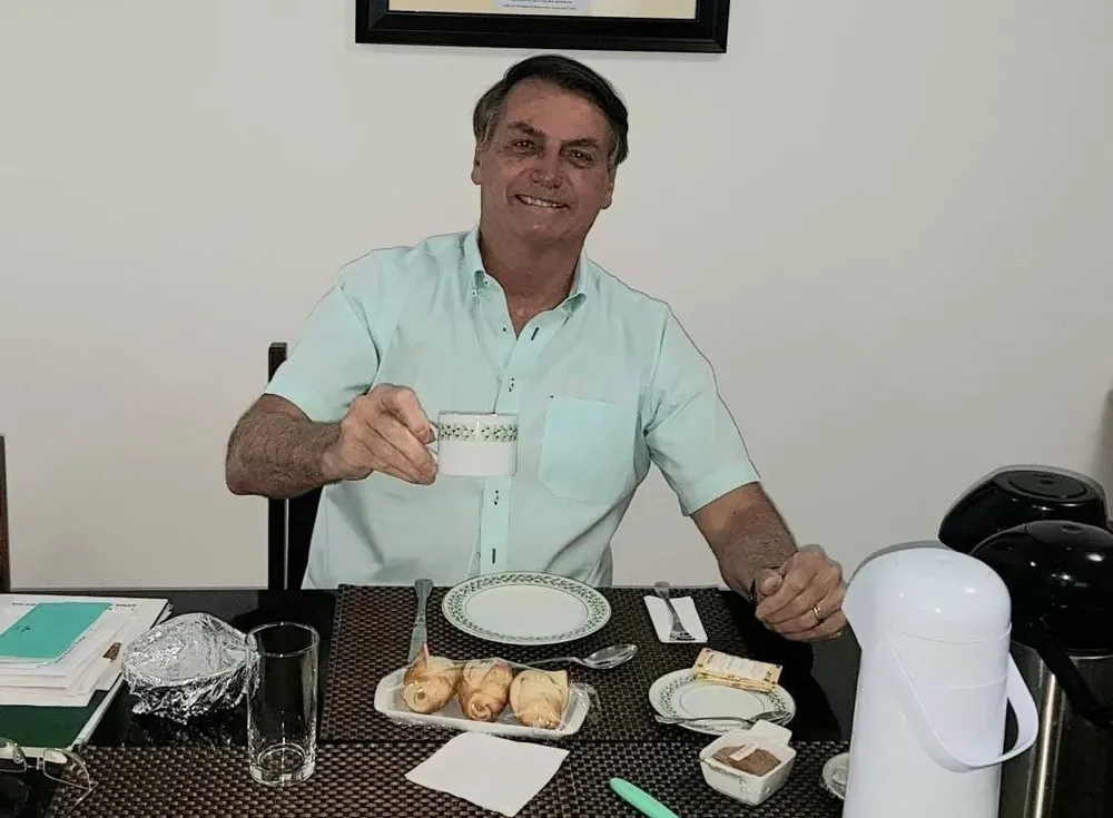 El presidente Jair Bolsonaro consume hidroxicloroquina para curarse del coronavirus