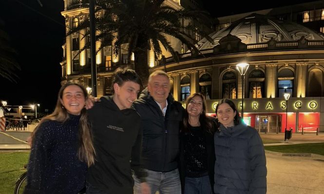 Diego Aguirre junto a su familia en su cumpleaños 59