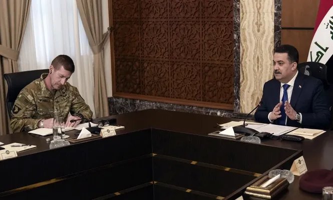El general Joel Powell y el primer ministro iraquí, Mohammed Shia al-Sudani, en la reunión para considerar el fin de la coalición militar establecida para derrotar al ISIS.