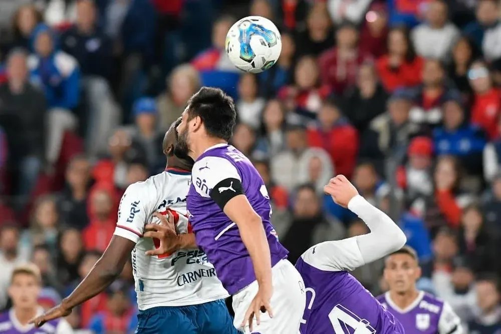 Carneiro y De los Santos en duelo aéreo