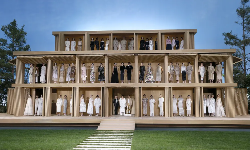 Chanel presentó en el jardín zen sus clásicos diseños, realizados con materiales naturales