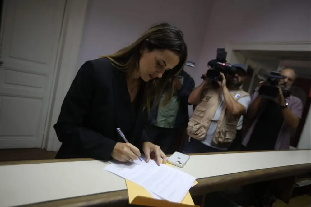 Carolina Ache firma la carta en la que oficializa su precandidatura a la Presidencia