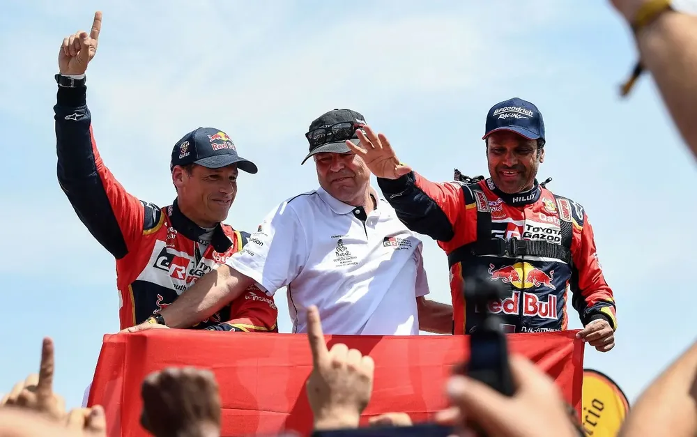 Nasser Al-Attiyah (R) y su copiloto Matthieu Baumel celebran el triunfo