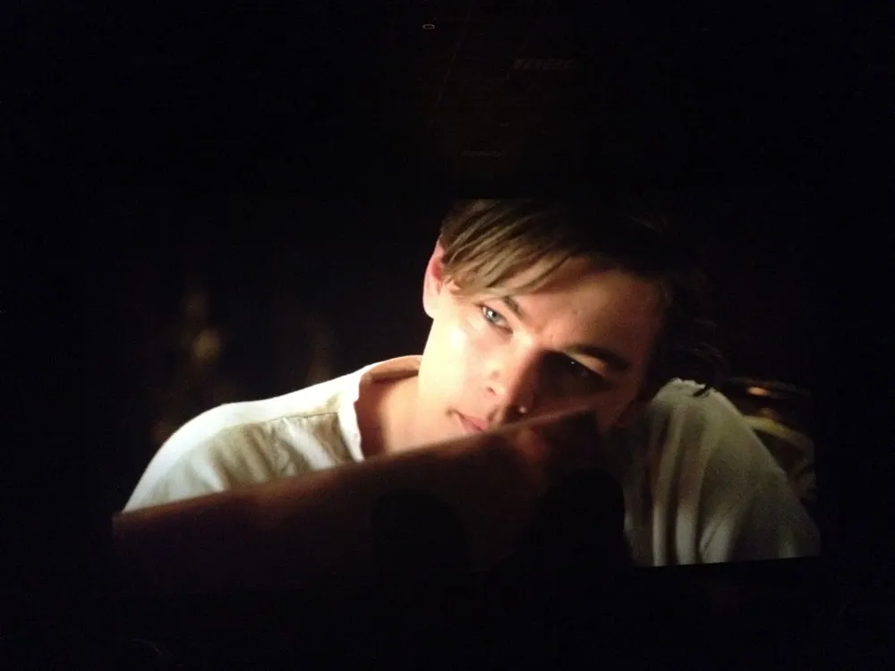 En la emblemática escena de la película Titanic, Rose (Kate Winslet) le pide a Jack (Leonardo DiCaprio) que la dibuje como una de sus chicas francesas