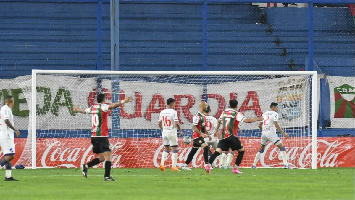 La clara falta que sufrió Bocanegra en el segundo gol del Depor y que Nacional ni protestó