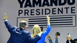 Yamandú Orsi y Carolina Cosse tras conocer los resultados