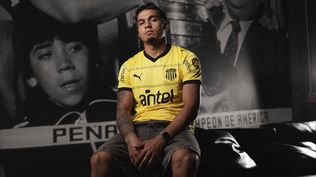 Matías Arezo con la nueva camiseta visitante de Peñarol