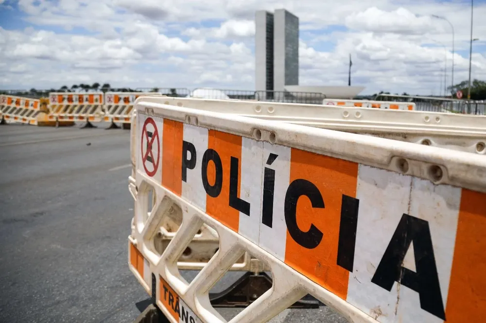 Barreras de la policía brasilera protegen el edificio del Congreso en Brasilia