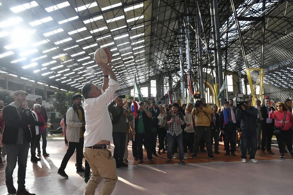 Yamandú Orsi y Carolina Cosse recorren el Espacio Modelo.jpeg