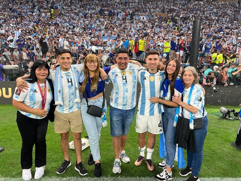 Gonzalo Montiel junto a su hermana Jacqueline y su familia
