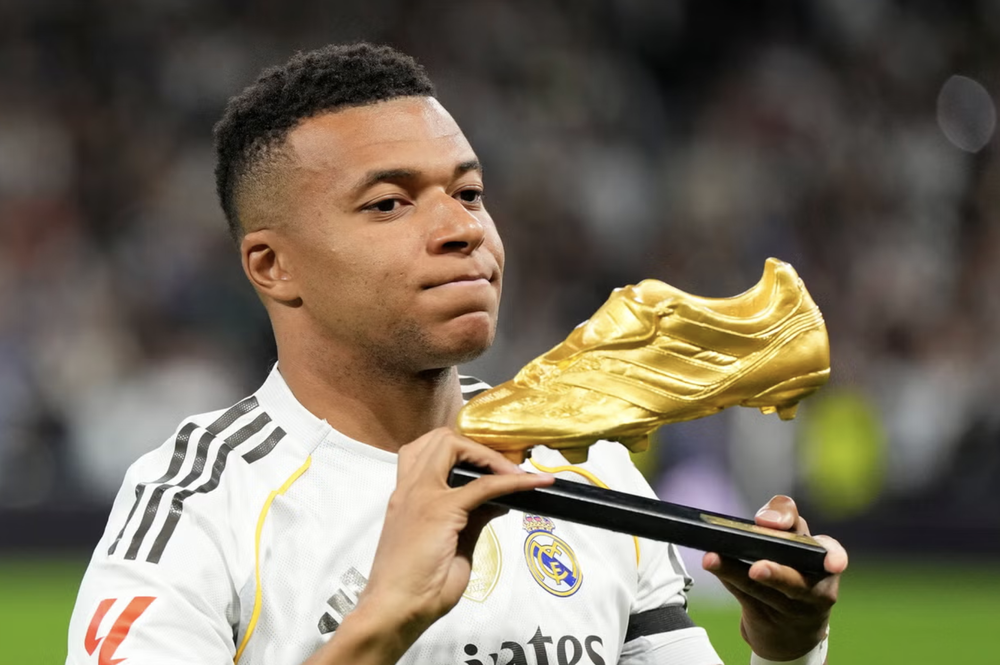 Mbappé con la Bota de Oro por ser el goleador de la temporada 2024-25.
