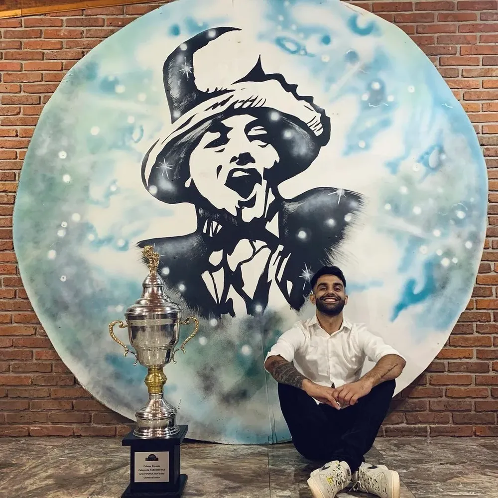 Gastón Sosa junto al trofeo de Zíngaros 2022