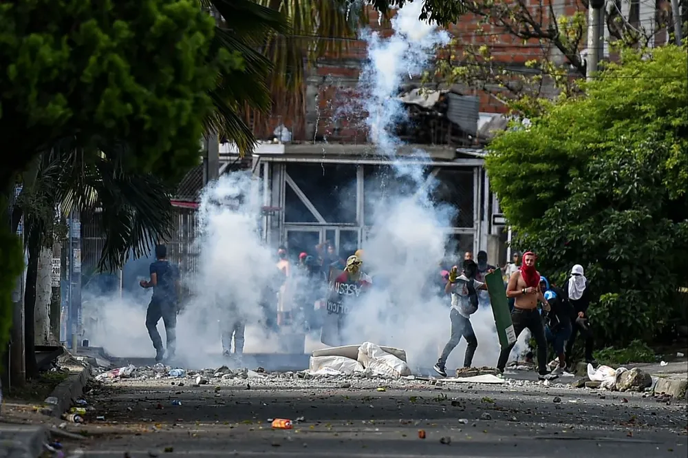 Manifestantes chocan con la policía antidisturbios durante una protesta contra el gobierno colombiano en Cali, Colombia, el 4 de junio de 2021