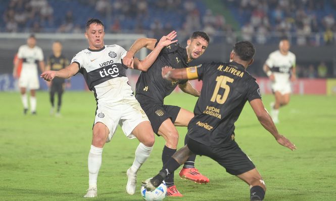 Alex Franco de Olimpia ante Rodrigo Pérez de Peñarol por Copa Libertadores