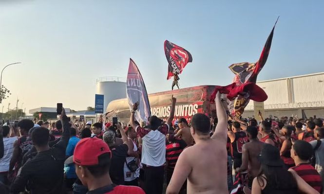 Hinchas de Flamengo le dieron una acalorada despedida al plantel que viajó este martes a Montevideo