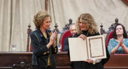 La reina Sofía (i) entrega el XXXII Premio de Poesía Iberoamericana a la escritora nicaragüense Gioconda Belli (d), este miércoles en la Universidad de Salamanca