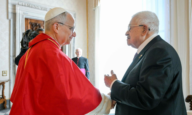 León XIV y Mahmud Abás se reúnen por primera vez en el Vaticano y coinciden en pedir una solución de dos Estados