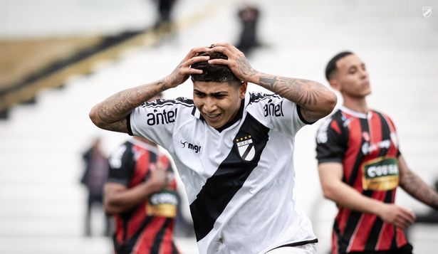 Mateo Peralta de Danubio, celebra su gol en la hora ante Fénix para la victoria 1-0 en el debut del Torneo Clausura
