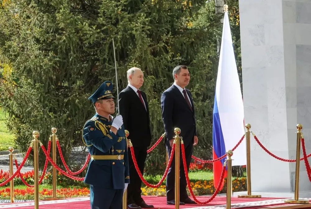 Vladimir Putin con Sadyr Japarov, mandatario de Kirguistán, para una cumbre con líderes de Bielorrusia y de Azerbaiyán. No asiste Armenia por la guerra de Alto Karabaj