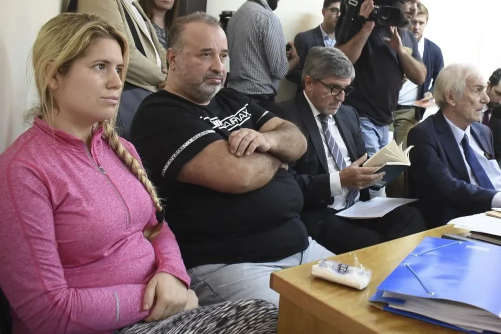 Paola Fiege y Marcelo Balcedo en una de las audiencias junto a sus exabogados Alejandro Balbi y Víctor Della Valle 