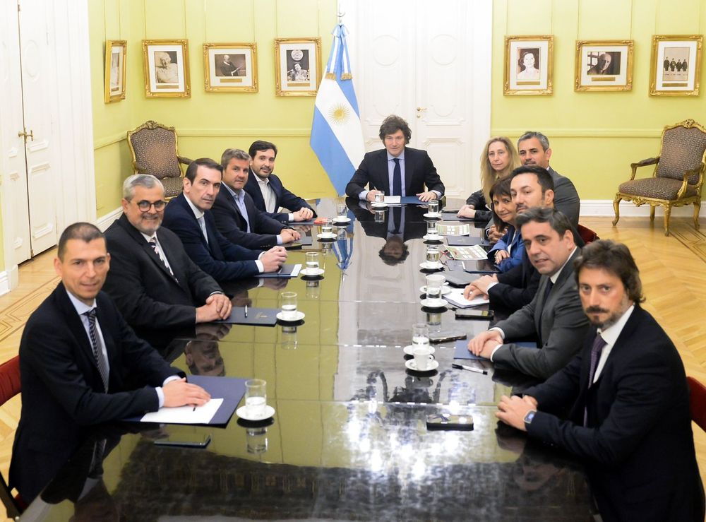 El Presidente Javier Milei recibió en Casa Rosada a los diputados nacionales Martín Arjol, Luis Picat, José Federico Tournier, Mariano Campero y Pablo Cervi. Participaron también del encuentro, la Secretaria General de la Presidencia, Karina Milei, el Presidente de la Cámara de Diputados, Martín Menem, el Vicejefe de Gabinete del Interior, Lisandro Catalán, los Ministros de Defensa, Luis Petri, y de Seguridad, Patricia Bullrich, y el Subsecretario de Programación Federal y Articulación Legislativa, Martín Matzkin.