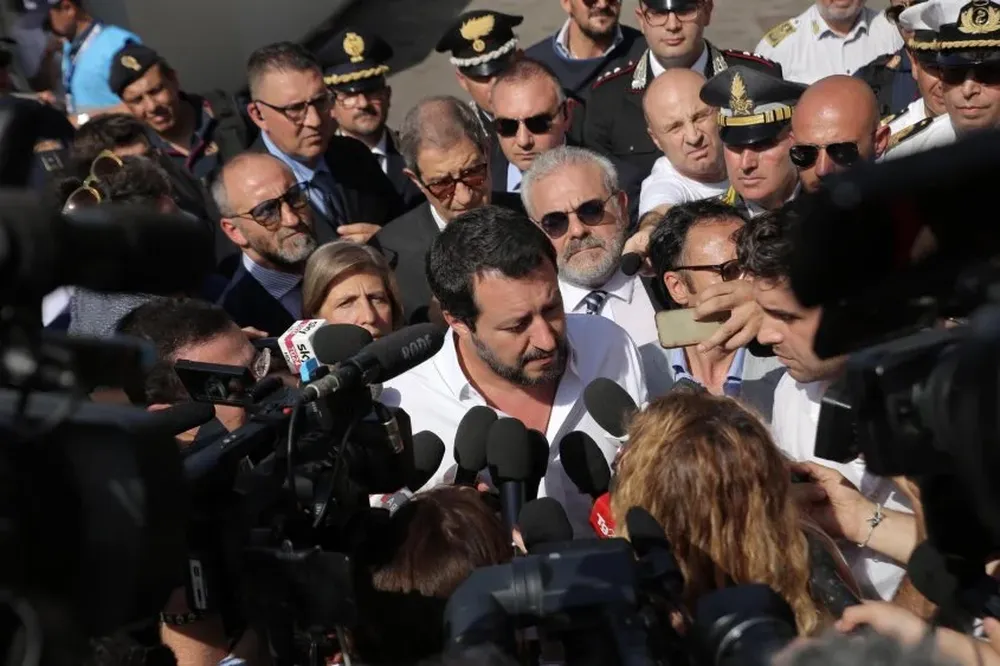 El comunicado de los dos ministros asegura que Italia continuará salvando vidas humanas, mientras otros se equivocan