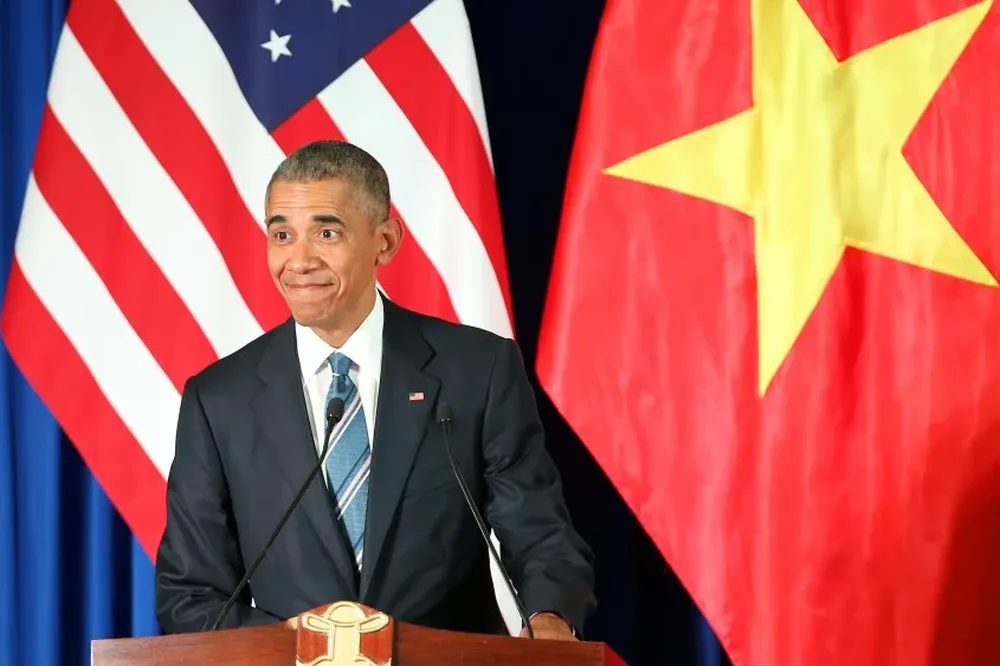 Barack Obama pronunciando un discurso en su visita a Hanoi, Vietnam.