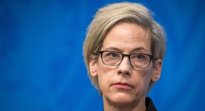 Margaret Satterthwaite advierte que "los riesgos son muy altos" para la democracia cuando un gobierno desafía la orden de un juez.