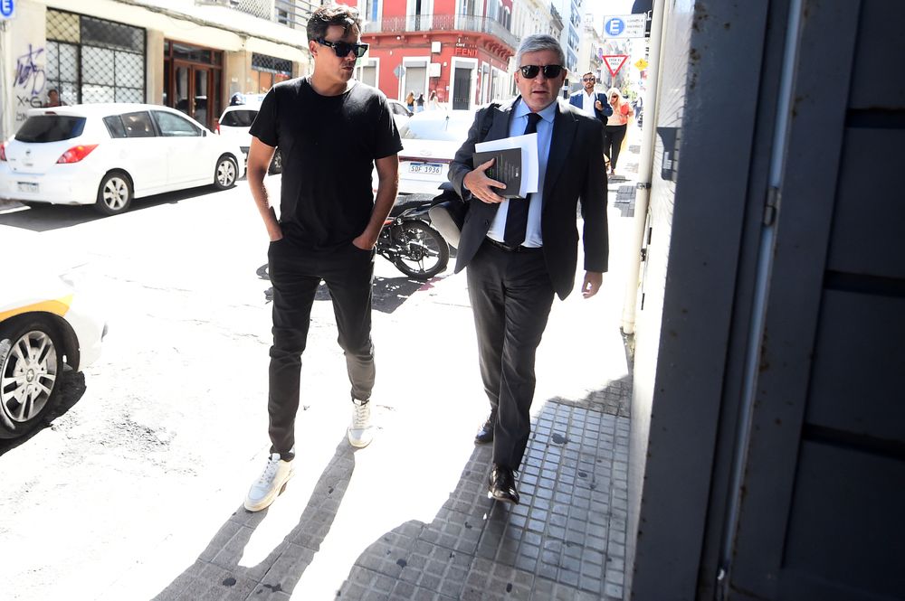 Maximiliano Rodríguez con uno de sus defensores Alejandro Balbi&nbsp;