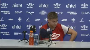 Jeremía Recoba se pone desodorante en la conferencia