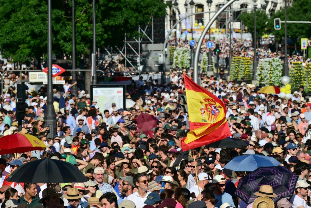 Los fieles asisten a la Santa Misa oficiada por el Papa León XIV en la Plaza de Cibeles de Madrid el 7 de junio de 2026. Los fieles asisten a la Santa Misa oficiada por el Papa León XIV en la Plaza de Cibeles de Madrid el 7 de junio de 2026.