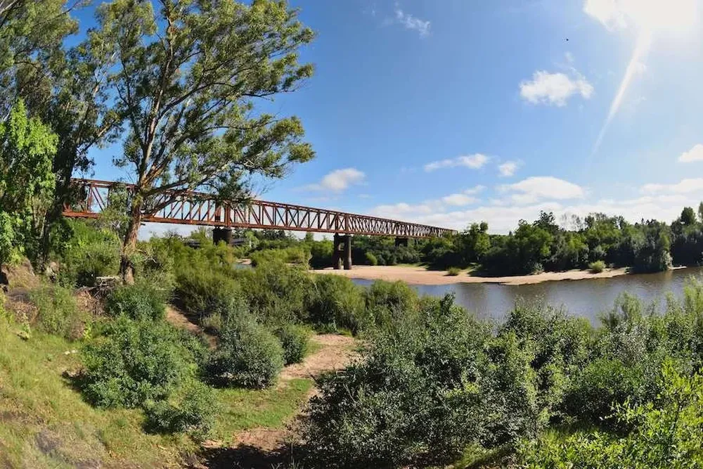 Puente sobre el río Yí.