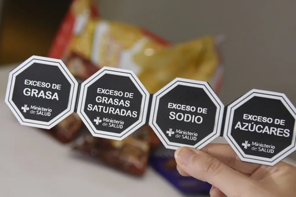 El proyecto de ley aplica a los alimentos con exceso de grasas, sodio, grasas saturadas y azúcar.