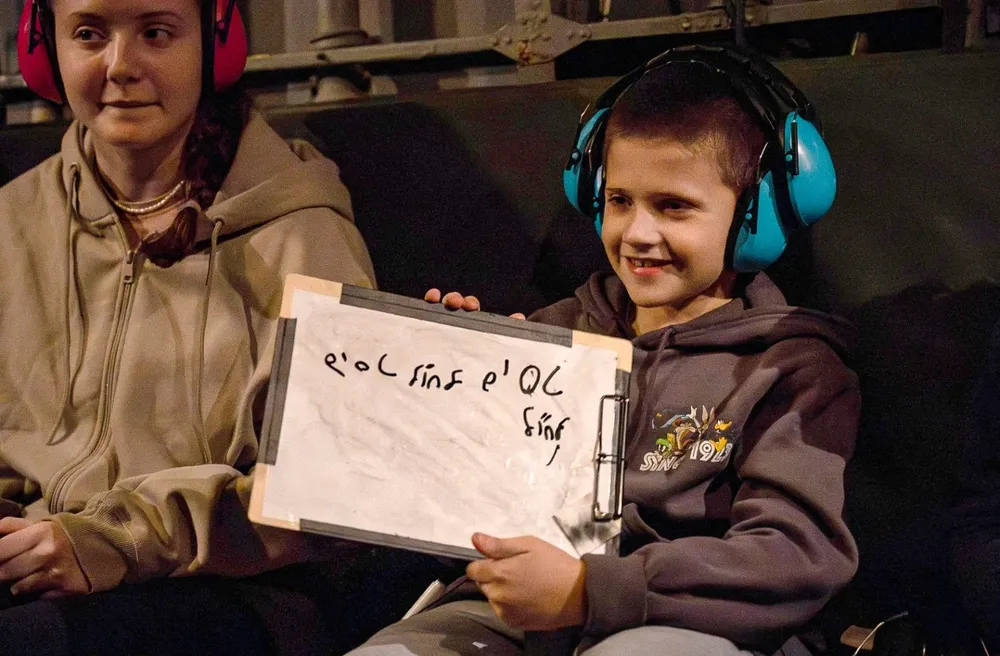 Un chico israelí liberado con su madre es llevado en helicóptero a Tel Aviv.