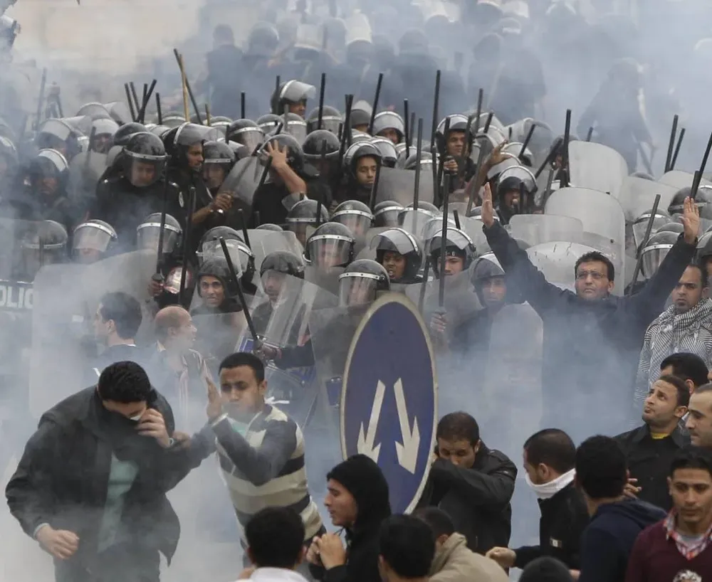 Manifestantes son reprimidos por la policía en El Cairo
