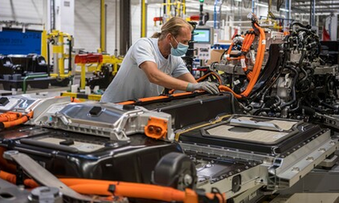 Fabricación de autos eléctricos.