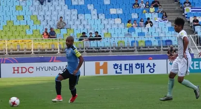 De la Cruz con el balón