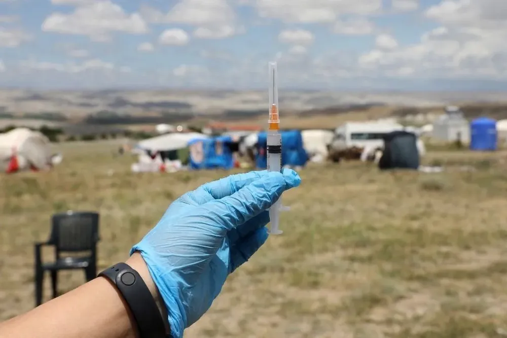 El acuerdo sellado entre Gavi y los dos grupos farmacéuticos chinos incluye además opciones de compra de dosis adicionales en los próximos meses