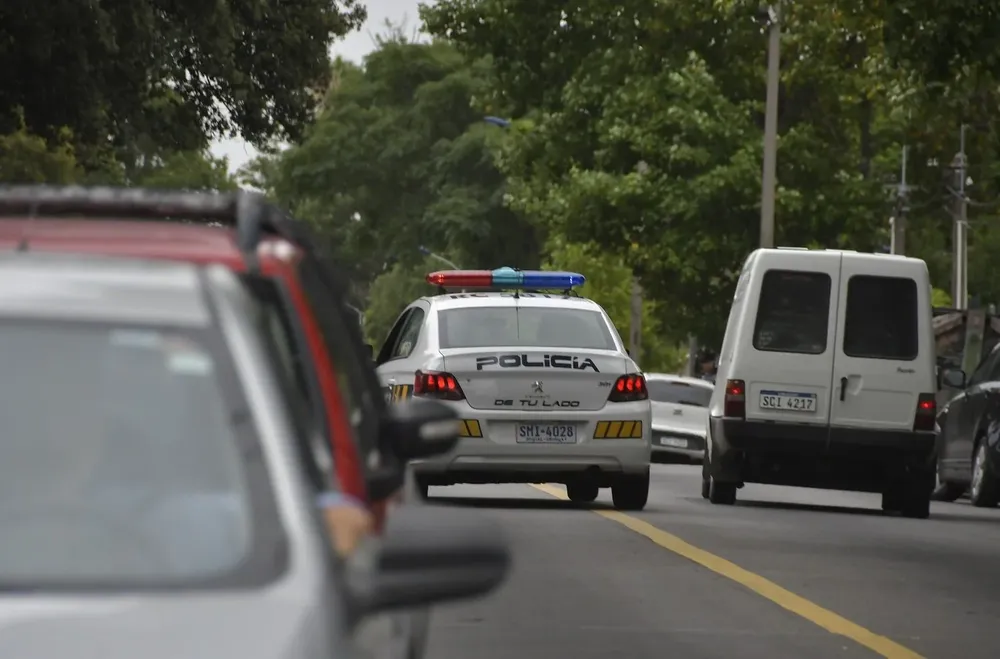 El efectivo viajaba en moto con su pareja, cuando fue sorprendido por dos desconocidos
