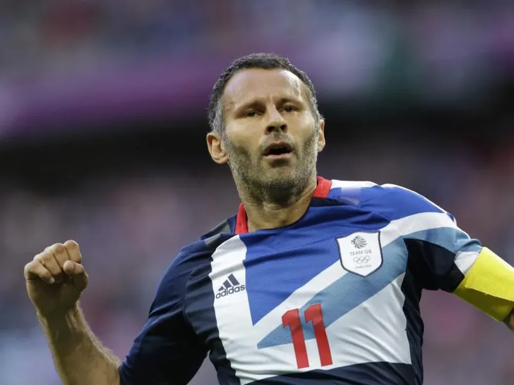 Ryan Giggs celebra su gol