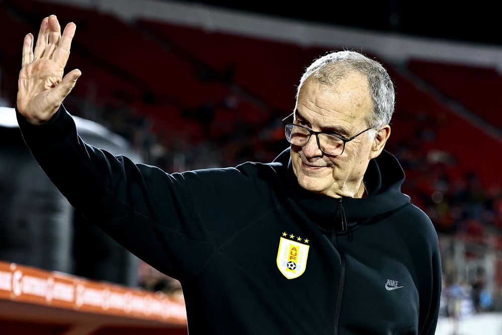 El entrenador de Uruguay, Marcelo Bielsa, saluda durante el partido por las eliminatorias a la Copa Mundial 2026 entre Chile y Uruguay en el estadio Julio Martínez Prádanos, en Santiago El entrenador de Uruguay, Marcelo Bielsa, saluda durante el partido por las eliminatorias a la Copa Mundial 2026 entre Chile y Uruguay en el estadio Julio Martínez Prádanos, en Santiago