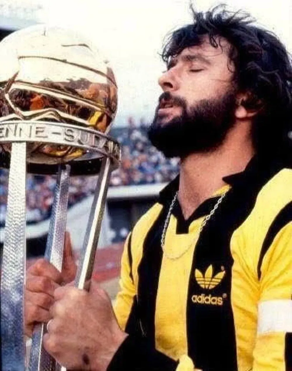 Olivera al recibir la Copa Intercontinental 1982