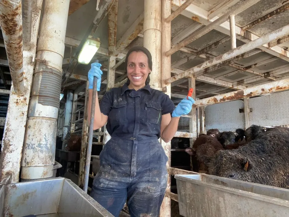 Patricia en uno de los pisos del Bader III, con el chifle de rescate que usó para llamar a los animales.
