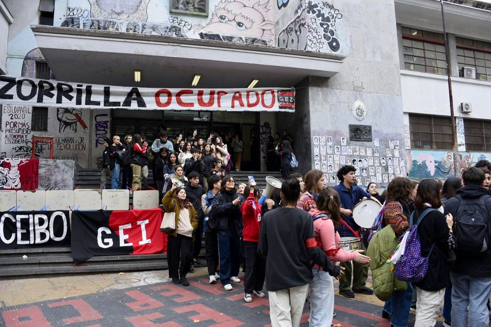 Estudiantes salen del Liceo Zorrilla tras ser desocupados por la Policía